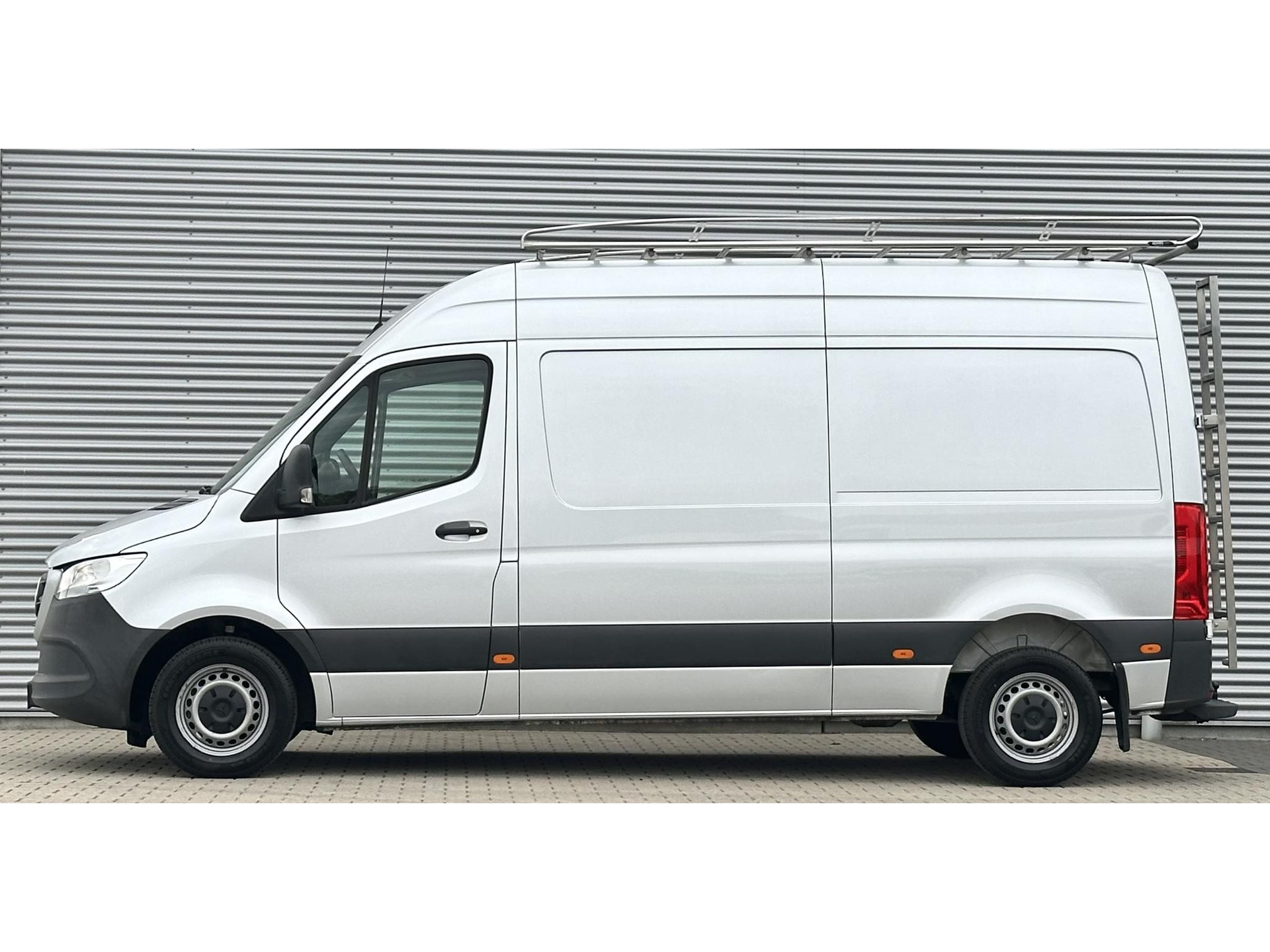 47470732-6.jpg