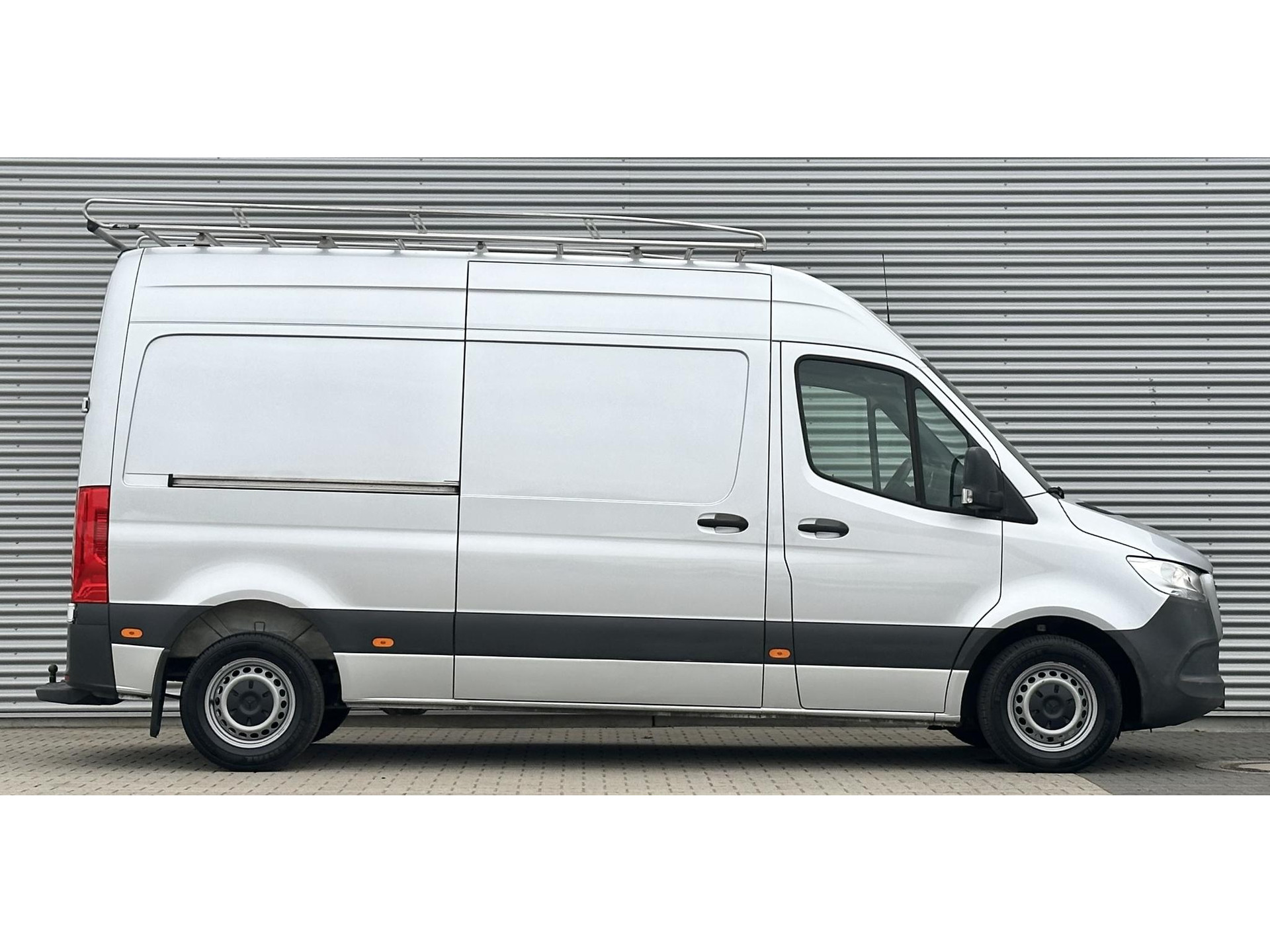 47470732-7.jpg